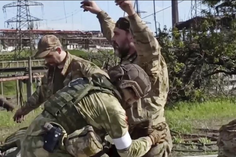 ¡Video! El Ministerio de Defensa ruso ha mostrado imágenes de los últimos combatientes de Azov saliendo de la planta Azovstal