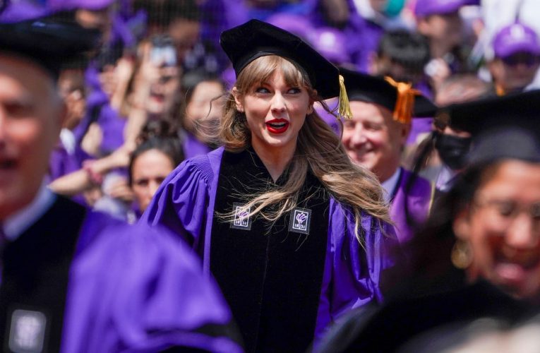 Taylor Swift recibe doctorado de la Universidad de New York