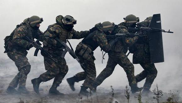 ¡Un soldado del Ejército Checheno totalmente al descubierto y disparando a campo abierto!