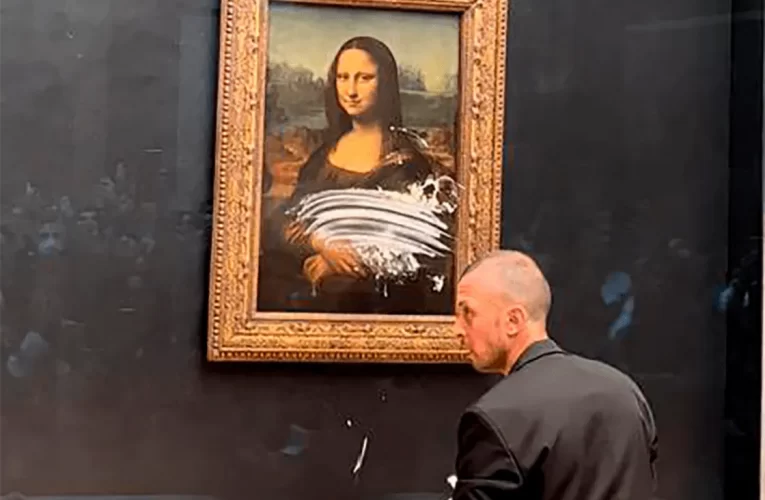 La Mona Lisa es atacada en Museo de Louvre