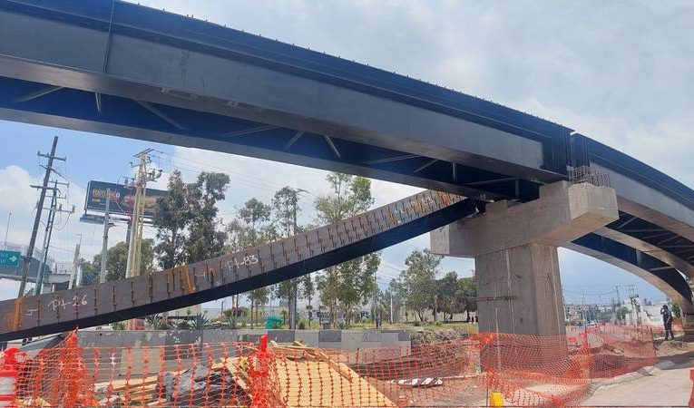 Colapsa una trabe en la construcción de un puente de 122 millones de pesos en Querétaro