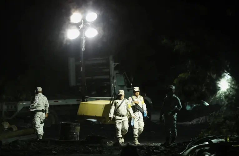 Estamos trabajando día y noche en rescate de mineros: López Obrador