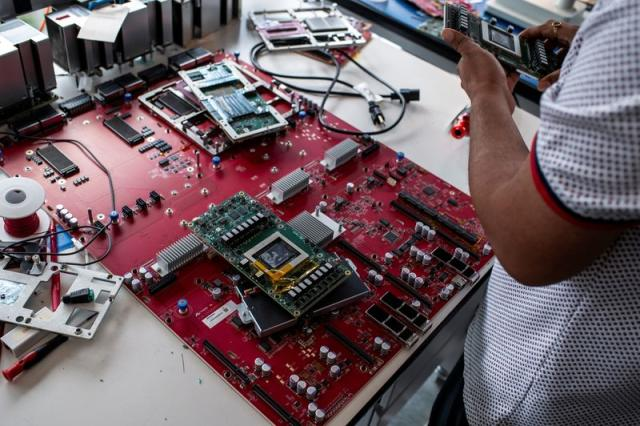 Amazon desarrolla chips de Inteligencia Artificial más baratos y rápidos que los de Nvidia